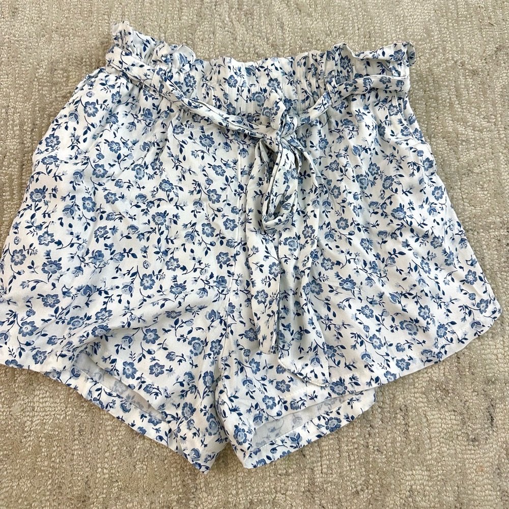 HOLISTER paperbag tie ultra high waisted shorts light blue and white floral